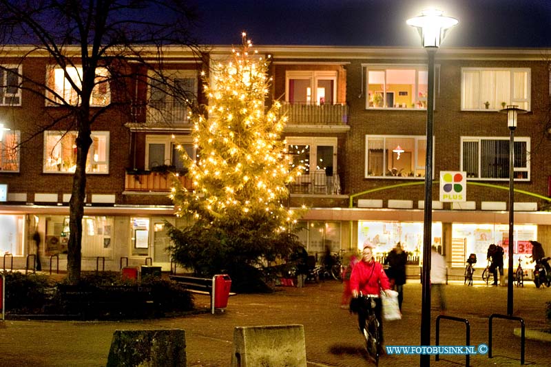 05120807.jpg - FOTOOPDRACHT:Dordrecht:08-12-2005:Dordrecht de kerstboom op het VogelpleinDeze digitale foto blijft eigendom van FOTOPERSBURO BUSINK. Wij hanteren de voorwaarden van het N.V.F. en N.V.J. Gebruik van deze foto impliceert dat u bekend bent  en akkoord gaat met deze voorwaarden bij publicatie.EB/ETIENNE BUSINK