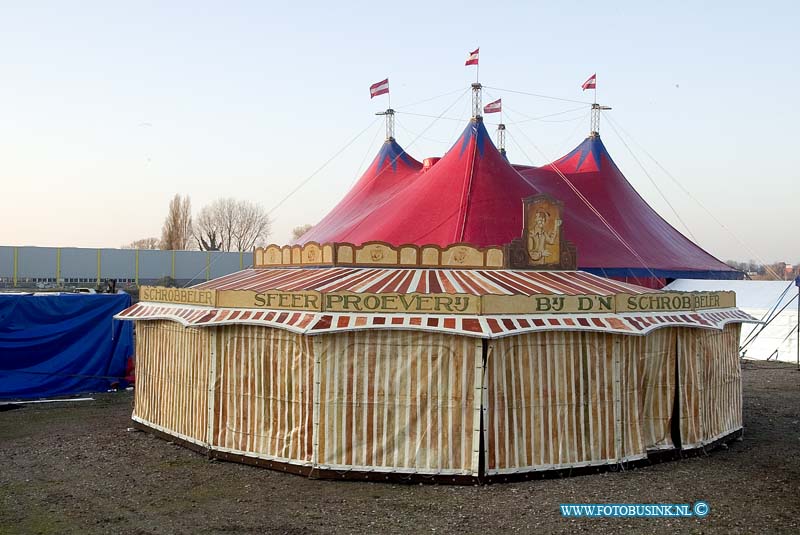 05120813.jpg - FOTOOPDRACHT:Dordrecht:08-12-2005:circus royal in opbouw in dordrechtDeze digitale foto blijft eigendom van FOTOPERSBURO BUSINK. Wij hanteren de voorwaarden van het N.V.F. en N.V.J. Gebruik van deze foto impliceert dat u bekend bent  en akkoord gaat met deze voorwaarden bij publicatie.EB/ETIENNE BUSINK