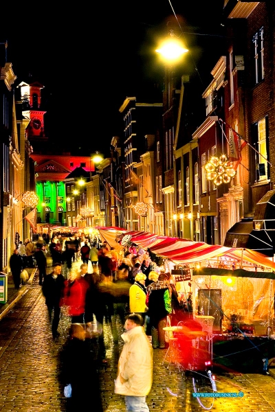 05121602.jpg - FOTOOPDRACHT:Dordrecht:16-12-2005:De Dordtse kerstmarkt is weer begonnenDeze digitale foto blijft eigendom van FOTOPERSBURO BUSINK. Wij hanteren de voorwaarden van het N.V.F. en N.V.J. Gebruik van deze foto impliceert dat u bekend bent  en akkoord gaat met deze voorwaarden bij publicatie.EB/ETIENNE BUSINK