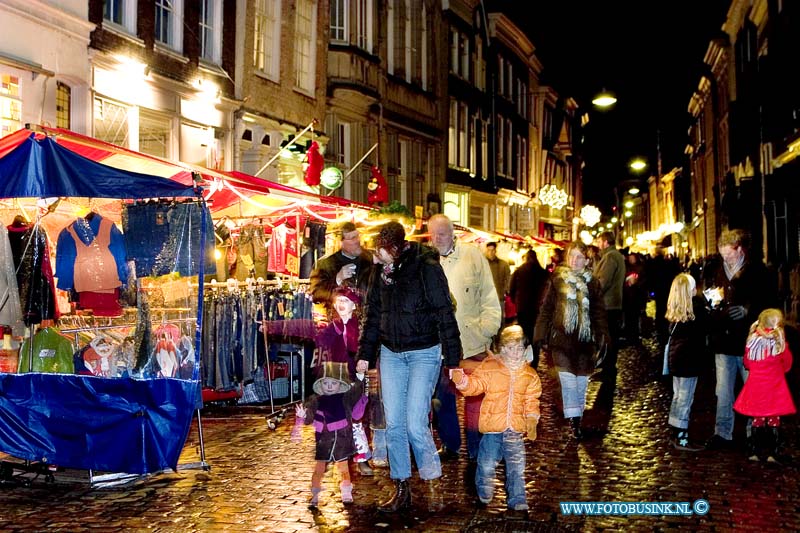 05121603.jpg - FOTOOPDRACHT:Dordrecht:16-12-2005:De Dordtse kerstmarkt is weer begonnenDeze digitale foto blijft eigendom van FOTOPERSBURO BUSINK. Wij hanteren de voorwaarden van het N.V.F. en N.V.J. Gebruik van deze foto impliceert dat u bekend bent  en akkoord gaat met deze voorwaarden bij publicatie.EB/ETIENNE BUSINK