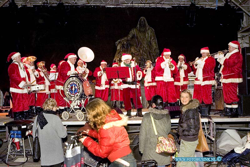 05121604.jpg - FOTOOPDRACHT:Dordrecht:16-12-2005:De Dordtse kerstmarkt is weer begonnenDeze digitale foto blijft eigendom van FOTOPERSBURO BUSINK. Wij hanteren de voorwaarden van het N.V.F. en N.V.J. Gebruik van deze foto impliceert dat u bekend bent  en akkoord gaat met deze voorwaarden bij publicatie.EB/ETIENNE BUSINK