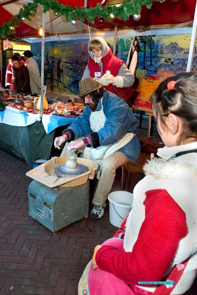 05121616.jpg - FOTOOPDRACHT:Dordrecht:16-12-2005:De Dordtse kerstmarkt is weer begonnen grote marktDeze digitale foto blijft eigendom van FOTOPERSBURO BUSINK. Wij hanteren de voorwaarden van het N.V.F. en N.V.J. Gebruik van deze foto impliceert dat u bekend bent  en akkoord gaat met deze voorwaarden bij publicatie.EB/ETIENNE BUSINK