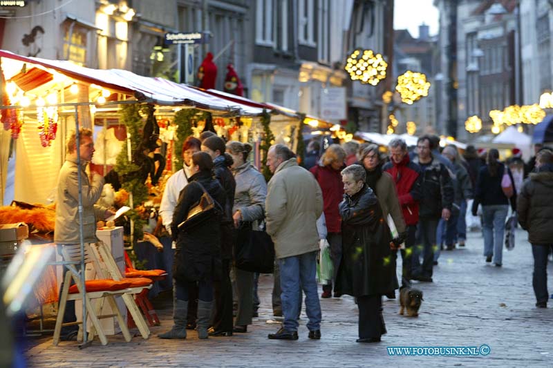 05121617.jpg - FOTOOPDRACHT:Dordrecht:16-12-2005:De Dordtse kerstmarkt is weer begonnenDeze digitale foto blijft eigendom van FOTOPERSBURO BUSINK. Wij hanteren de voorwaarden van het N.V.F. en N.V.J. Gebruik van deze foto impliceert dat u bekend bent  en akkoord gaat met deze voorwaarden bij publicatie.EB/ETIENNE BUSINK