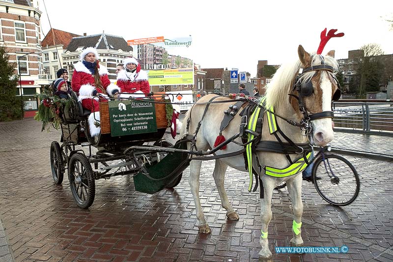 05121718.jpg - FOTOOPDRACHT:Dordrecht:17-12-2005:De Dordtse kerstmarkt ook de paarden koets was in kerst sfeerDeze digitale foto blijft eigendom van FOTOPERSBURO BUSINK. Wij hanteren de voorwaarden van het N.V.F. en N.V.J. Gebruik van deze foto impliceert dat u bekend bent  en akkoord gaat met deze voorwaarden bij publicatie.EB/ETIENNE BUSINK