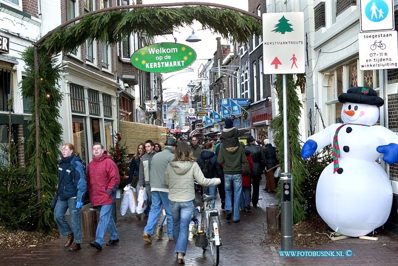 05121719.jpg - FOTOOPDRACHT:Dordrecht:17-12-2005:De Dordtse kerstmarkt de spuistraatDeze digitale foto blijft eigendom van FOTOPERSBURO BUSINK. Wij hanteren de voorwaarden van het N.V.F. en N.V.J. Gebruik van deze foto impliceert dat u bekend bent  en akkoord gaat met deze voorwaarden bij publicatie.EB/ETIENNE BUSINK