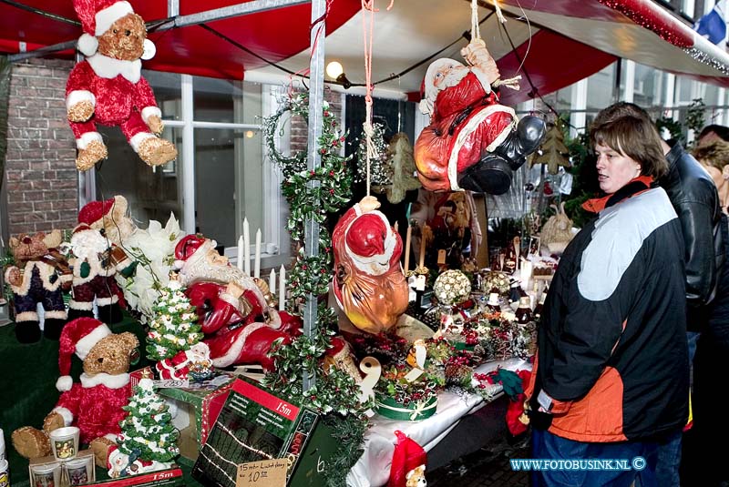 05121724.jpg - FOTOOPDRACHT:Dordrecht:17-12-2005:De Dordtse kerstmarkt Deze digitale foto blijft eigendom van FOTOPERSBURO BUSINK. Wij hanteren de voorwaarden van het N.V.F. en N.V.J. Gebruik van deze foto impliceert dat u bekend bent  en akkoord gaat met deze voorwaarden bij publicatie.EB/ETIENNE BUSINK