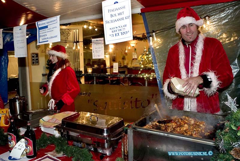 05121732.jpg - FOTOOPDRACHT:Dordrecht:17-12-2005:De Dordtse kerstmarkt vriesestraatDeze digitale foto blijft eigendom van FOTOPERSBURO BUSINK. Wij hanteren de voorwaarden van het N.V.F. en N.V.J. Gebruik van deze foto impliceert dat u bekend bent  en akkoord gaat met deze voorwaarden bij publicatie.EB/ETIENNE BUSINK