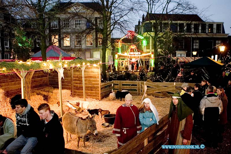 06121504.jpg - FOTOOPDRACHT:Dordrecht:15-12-2006:een van de grotste kerstmarken van nederland is weer begonnen te Dordrecht. De Dordtse binnenstad is omgedoopt tot een heuse kerstsfeerDeze digitale foto blijft eigendom van FOTOPERSBURO BUSINK. Wij hanteren de voorwaarden van het N.V.F. en N.V.J. Gebruik van deze foto impliceert dat u bekend bent  en akkoord gaat met deze voorwaarden bij publicatie.EB/ETIENNE BUSINK