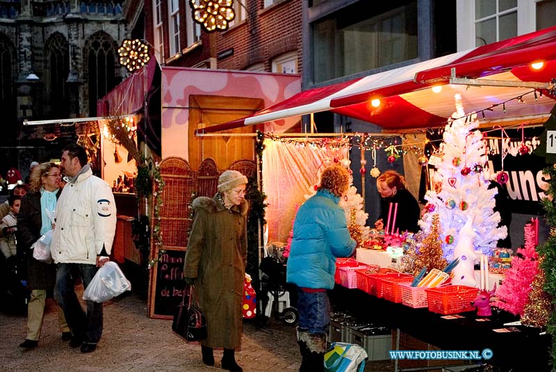 06121505.jpg - FOTOOPDRACHT:Dordrecht:15-12-2006:een van de grotste kerstmarken van nederland is weer begonnen te Dordrecht. De Dordtse binnenstad is omgedoopt tot een heuse kerstsfeerDeze digitale foto blijft eigendom van FOTOPERSBURO BUSINK. Wij hanteren de voorwaarden van het N.V.F. en N.V.J. Gebruik van deze foto impliceert dat u bekend bent  en akkoord gaat met deze voorwaarden bij publicatie.EB/ETIENNE BUSINK