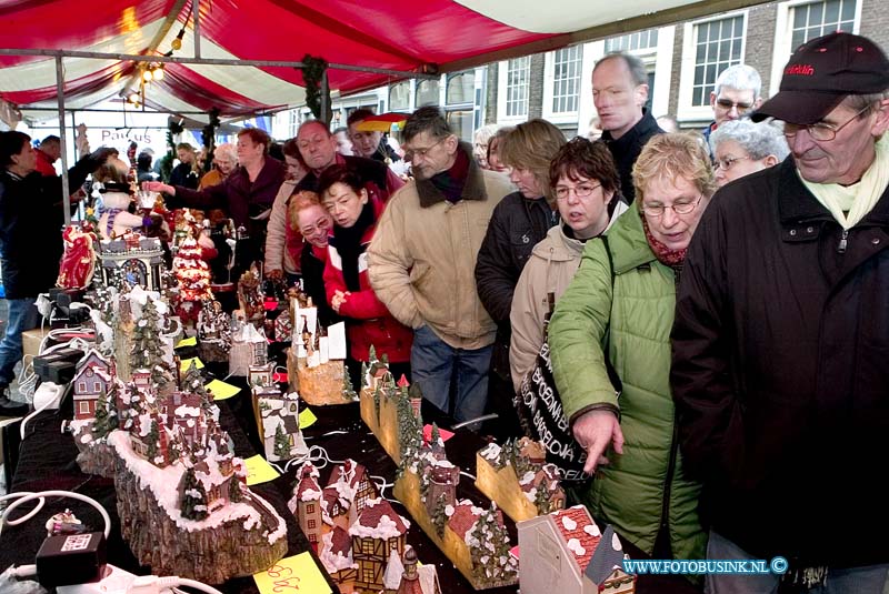 06121702.jpg - FOTOOPDRACHT:Dordrecht:17-12-2006:8e grootste bederlandse kerstmarkt in DordrechtDe Dordtse Kerstmarkt is niet meer weg te denken uit het historische centrum van Dordrecht. Wat acht jaar geleden klein begon is nu uitgegroeid tot een sfeervolle markt waar ruim 300.000 bezoekers genieten van talloze kraampjes, evenementen, glühwein en warme chocolademelk. Deze digitale foto blijft eigendom van FOTOPERSBURO BUSINK. Wij hanteren de voorwaarden van het N.V.F. en N.V.J. Gebruik van deze foto impliceert dat u bekend bent  en akkoord gaat met deze voorwaarden bij publicatie.EB/ETIENNE BUSINK