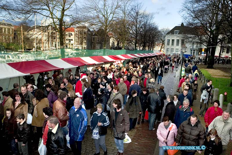 06121703.jpg - FOTOOPDRACHT:Dordrecht:17-12-2006:8e grootste bederlandse kerstmarkt in DordrechtDe Dordtse Kerstmarkt is niet meer weg te denken uit het historische centrum van Dordrecht. Wat acht jaar geleden klein begon is nu uitgegroeid tot een sfeervolle markt waar ruim 300.000 bezoekers genieten van talloze kraampjes, evenementen, glühwein en warme chocolademelk. Deze digitale foto blijft eigendom van FOTOPERSBURO BUSINK. Wij hanteren de voorwaarden van het N.V.F. en N.V.J. Gebruik van deze foto impliceert dat u bekend bent  en akkoord gaat met deze voorwaarden bij publicatie.EB/ETIENNE BUSINK