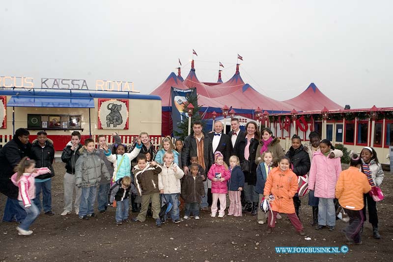 06122701.jpg - FOTOOPDRACHT:Dordrecht:27-12-2006:De Lions Club stuurt 175 kinderen uit Krispijn naar circus Royale aan de MaasstraatDeze digitale foto blijft eigendom van FOTOPERSBURO BUSINK. Wij hanteren de voorwaarden van het N.V.F. en N.V.J. Gebruik van deze foto impliceert dat u bekend bent  en akkoord gaat met deze voorwaarden bij publicatie.EB/ETIENNE BUSINK