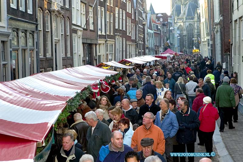 07121501.jpg - FOTOOPDRACHT:Dordrecht:15-12-2007:Afgelopen weekend was er de kerstmarkt 2007 te Dordrecht Net zoals andere jaren was het ook dit jaar enorm gezellig met meer dan 300 kramen in de oude binnenstad van Dordrecht. Er was vol op entertainment op de kerstmarkt En natuurlijk, wat zou de grootste kerstmarkt van Nederland zijn zonder gezellige muziek en ander entertainment. Ieder jaar staan er weer de leukste, gezelligste en meest `kerst` aansprekende podium acts. Ruim 150 optredens waren er dit jaar. Koren , orkesten, bands, solo artiesten etc. ook dit jaar kwamen vele honderdduizende bezoekers naar de Drechtstad voor deze gezellig kerstmarkt 2007.Deze digitale foto blijft eigendom van FOTOPERSBURO BUSINK. Wij hanteren de voorwaarden van het N.V.F. en N.V.J. Gebruik van deze foto impliceert dat u bekend bent  en akkoord gaat met deze voorwaarden bij publicatie.EB/ETIENNE BUSINK