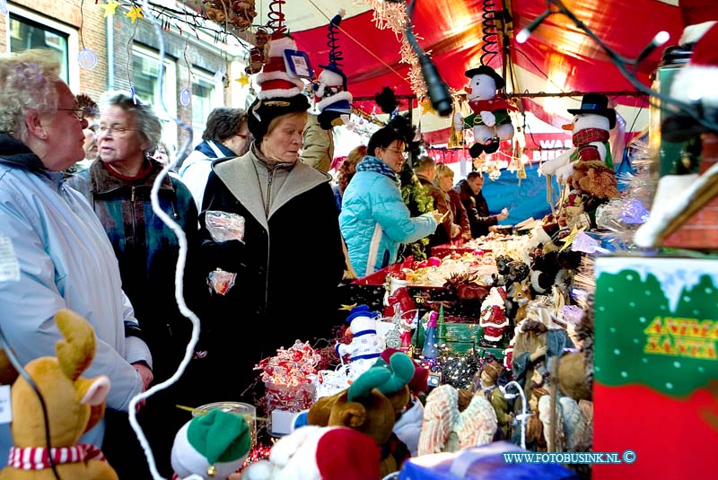 07121502.jpg - FOTOOPDRACHT:Dordrecht:15-12-2007:Afgelopen weekend was er de kerstmarkt 2007 te Dordrecht Net zoals andere jaren was het ook dit jaar enorm gezellig met meer dan 300 kramen in de oude binnenstad van Dordrecht. Er was vol op entertainment op de kerstmarkt En natuurlijk, wat zou de grootste kerstmarkt van Nederland zijn zonder gezellige muziek en ander entertainment. Ieder jaar staan er weer de leukste, gezelligste en meest `kerst` aansprekende podium acts. Ruim 150 optredens waren er dit jaar. Koren , orkesten, bands, solo artiesten etc. ook dit jaar kwamen vele honderdduizende bezoekers naar de Drechtstad voor deze gezellig kerstmarkt 2007.Deze digitale foto blijft eigendom van FOTOPERSBURO BUSINK. Wij hanteren de voorwaarden van het N.V.F. en N.V.J. Gebruik van deze foto impliceert dat u bekend bent  en akkoord gaat met deze voorwaarden bij publicatie.EB/ETIENNE BUSINK