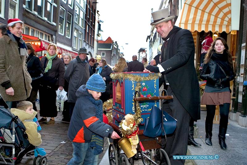 07121504.jpg - FOTOOPDRACHT:Dordrecht:15-12-2007:Afgelopen weekend was er de kerstmarkt 2007 te Dordrecht Net zoals andere jaren was het ook dit jaar enorm gezellig met meer dan 300 kramen in de oude binnenstad van Dordrecht. Er was vol op entertainment op de kerstmarkt En natuurlijk, wat zou de grootste kerstmarkt van Nederland zijn zonder gezellige muziek en ander entertainment. Ieder jaar staan er weer de leukste, gezelligste en meest `kerst` aansprekende podium acts. Ruim 150 optredens waren er dit jaar. Koren , orkesten, bands, solo artiesten etc. ook dit jaar kwamen vele honderdduizende bezoekers naar de Drechtstad voor deze gezellig kerstmarkt 2007.Deze digitale foto blijft eigendom van FOTOPERSBURO BUSINK. Wij hanteren de voorwaarden van het N.V.F. en N.V.J. Gebruik van deze foto impliceert dat u bekend bent  en akkoord gaat met deze voorwaarden bij publicatie.EB/ETIENNE BUSINK