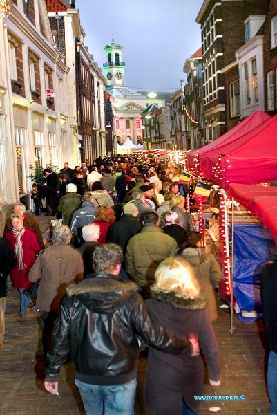 07121507.jpg - FOTOOPDRACHT:Dordrecht:15-12-2007:Afgelopen weekend was er de kerstmarkt 2007 te Dordrecht Net zoals andere jaren was het ook dit jaar enorm gezellig met meer dan 300 kramen in de oude binnenstad van Dordrecht. Er was vol op entertainment op de kerstmarkt En natuurlijk, wat zou de grootste kerstmarkt van Nederland zijn zonder gezellige muziek en ander entertainment. Ieder jaar staan er weer de leukste, gezelligste en meest `kerst` aansprekende podium acts. Ruim 150 optredens waren er dit jaar. Koren , orkesten, bands, solo artiesten etc. ook dit jaar kwamen vele honderdduizende bezoekers naar de Drechtstad voor deze gezellig kerstmarkt 2007.Deze digitale foto blijft eigendom van FOTOPERSBURO BUSINK. Wij hanteren de voorwaarden van het N.V.F. en N.V.J. Gebruik van deze foto impliceert dat u bekend bent  en akkoord gaat met deze voorwaarden bij publicatie.EB/ETIENNE BUSINK