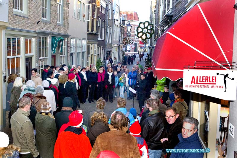 07121605.jpg - FOTOOPDRACHT:Dordrecht:16-12-2007:Vleeshouwersstraatje in het teken van Kerst. Kerstmarkt.in vleeshouwerstraat, een optreden van de Vocalgroep PopmaatDeze digitale foto blijft eigendom van FOTOPERSBURO BUSINK. Wij hanteren de voorwaarden van het N.V.F. en N.V.J. Gebruik van deze foto impliceert dat u bekend bent  en akkoord gaat met deze voorwaarden bij publicatie.EB/ETIENNE BUSINK
