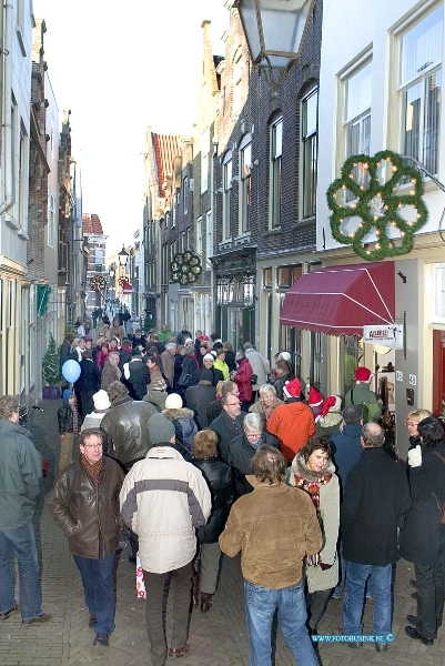 07121608.jpg - FOTOOPDRACHT:Dordrecht:16-12-2007:Vleeshouwersstraatje in het teken van Kerst. Kerstmarkt.in vleeshouwerstraat, een optreden van de Vocalgroep PopmaatDeze digitale foto blijft eigendom van FOTOPERSBURO BUSINK. Wij hanteren de voorwaarden van het N.V.F. en N.V.J. Gebruik van deze foto impliceert dat u bekend bent  en akkoord gaat met deze voorwaarden bij publicatie.EB/ETIENNE BUSINK