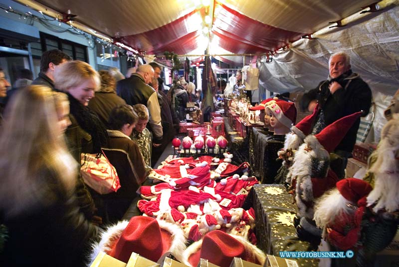 09121201.jpg - FOTOOPDRACHT:Dordrecht:12-12-2009:Kerstmarkt DordrechtDeze digitale foto blijft eigendom van FOTOPERSBURO BUSINK. Wij hanteren de voorwaarden van het N.V.F. en N.V.J. Gebruik van deze foto impliceert dat u bekend bent  en akkoord gaat met deze voorwaarden bij publicatie.EB/ETIENNE BUSINK