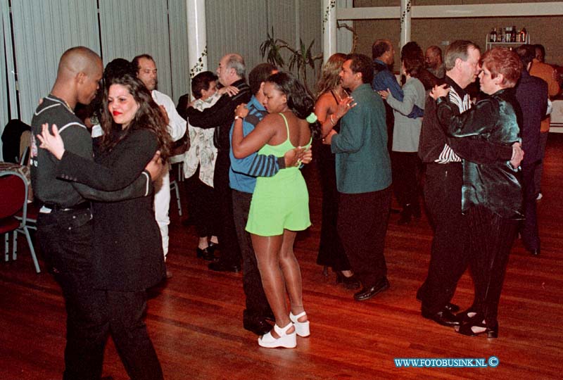 99030602.jpg - DE DORDTENAAR :ZWIJNDRECHT:07-03-1999: DE VONKENBERG STOOP VAN ZWIJNDRECHTSTRAAT 2 FOTO CARAIBISCHE FEEST .Deze digitale foto blijft eigendom van FOTOPERSBURO BUSINK. Wij hanteren de voorwaarden van het N.V.F. en N.V.J. Gebruik van deze foto impliceert dat u bekend bent  en akkoord gaat met deze voorwaarden bij publicatie.EB/ETIENNE BUSINK