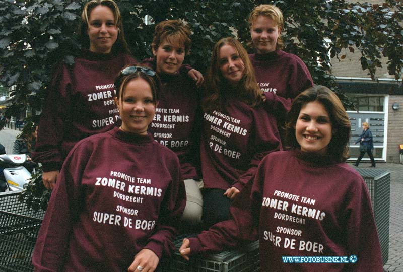 99030606.jpg - DE STEM VAN DORDT : DORDRECHT :03-06-1999PROMOTIE TEAM KERMIS OP DE WAAGDeze digitale foto blijft eigendom van FOTOPERSBURO BUSINK. Wij hanteren de voorwaarden van het N.V.F. en N.V.J. Gebruik van deze foto impliceert dat u bekend bent  en akkoord gaat met deze voorwaarden bij publicatie.EB/ETIENNE BUSINK