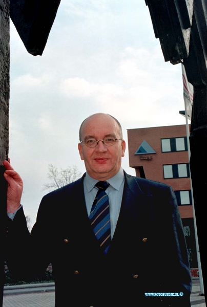 99030801.jpg - DE DORDTENAAR :GORINCHEM:08-03-1999:PORTERT VAN DHR STEENHAGEN DIRCTEUR VAN TRIAS.VOOR ZIJN PAND MET LOGO STADHUISPLEINDeze digitale foto blijft eigendom van FOTOPERSBURO BUSINK. Wij hanteren de voorwaarden van het N.V.F. en N.V.J. Gebruik van deze foto impliceert dat u bekend bent  en akkoord gaat met deze voorwaarden bij publicatie.EB/ETIENNE BUSINK