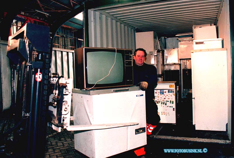 99030815.jpg - NETWERK/STADSVERVOER :dordrecht:08-03-1999:BEHEERDER KEES STILGENKAMP SORTEERT BRUIN EN WITGOED Deze digitale foto blijft eigendom van FOTOPERSBURO BUSINK. Wij hanteren de voorwaarden van het N.V.F. en N.V.J. Gebruik van deze foto impliceert dat u bekend bent  en akkoord gaat met deze voorwaarden bij publicatie.EB/ETIENNE BUSINK