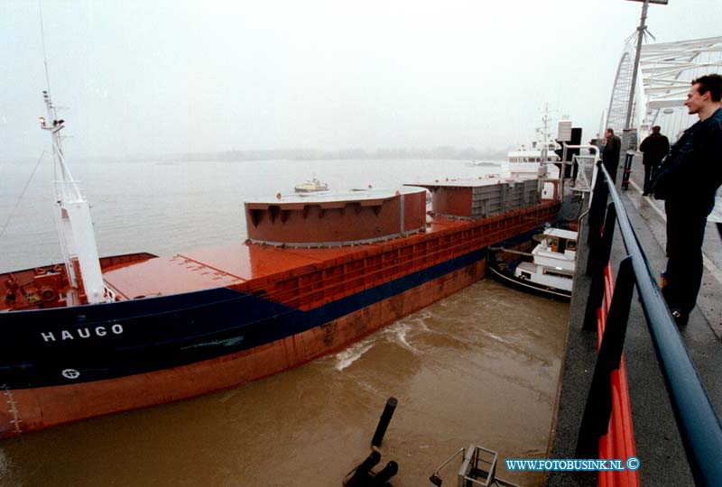 99030901.jpg - WFA :GORINCHEM:09-03-1999:ZEESCHIP RAMT MERWEDEBRUG RW A27 T/H GOINCHEM DE BRUG WERDT DIVERSE UREN AFGESLOTEN VOOR HET VERKEER I.V.M. LOS TREKKEN VAN HET SCHIP DAT GEPAART GING MET ZEER GROTE SCHOKKEN DE BRUG EB HET SCHIP RAAKT ZWAAR BESCHADIGT HET HEEFT DE HELE DAG EWN AVOND GEDUURT VOOR MEN HET SCHIP MOGELIJK LOS KAN TREKKEN.Deze digitale foto blijft eigendom van FOTOPERSBURO BUSINK. Wij hanteren de voorwaarden van het N.V.F. en N.V.J. Gebruik van deze foto impliceert dat u bekend bent  en akkoord gaat met deze voorwaarden bij publicatie.EB/ETIENNE BUSINK