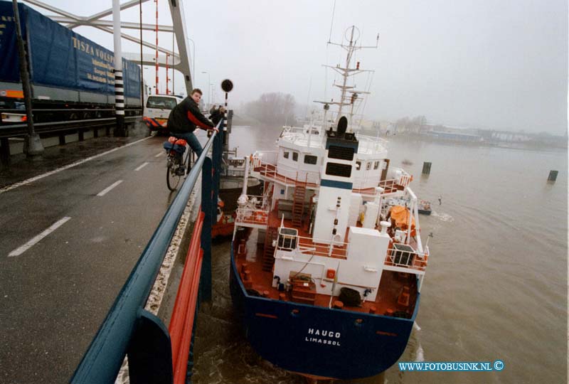 99030903.jpg - DE DORDTENAAR:GORINCHEM:09-03-1999:ZEESCHIP RAMT MERWEDEBRUG RW A27 T/H GOINCHEM DE BRUG WERDT DIVERSE UREN AFGESLOTEN VOOR HET VERKEER I.V.M. LOS TREKKEN VAN HET SCHIP DAT GEPAART GING MET ZEER GROTE SCHOKKEN DE BRUG EB HET SCHIP RAAKT ZWAAR BESCHADIGT HET HEEFT DE HELE DAG EWN AVOND GEDUURT VOOR MEN HET SCHIP MOGELIJK LOS KAN TREKKEN.Deze digitale foto blijft eigendom van FOTOPERSBURO BUSINK. Wij hanteren de voorwaarden van het N.V.F. en N.V.J. Gebruik van deze foto impliceert dat u bekend bent  en akkoord gaat met deze voorwaarden bij publicatie.EB/ETIENNE BUSINK