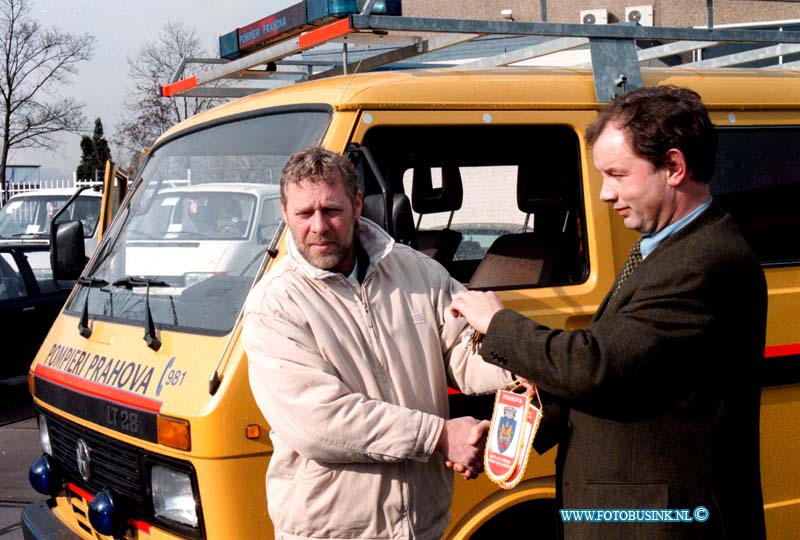 99031003.jpg - DE STEM VAN DORDT:ZWIJNDRECHT:10-03-1999: NOORDWEG NIEUWE VESTEGING VAN AMENS OVERHANDEGING VW BUS AAN STICHTING CENTRAL HOSPITAL ROEMENIEDeze digitale foto blijft eigendom van FOTOPERSBURO BUSINK. Wij hanteren de voorwaarden van het N.V.F. en N.V.J. Gebruik van deze foto impliceert dat u bekend bent  en akkoord gaat met deze voorwaarden bij publicatie.EB/ETIENNE BUSINK