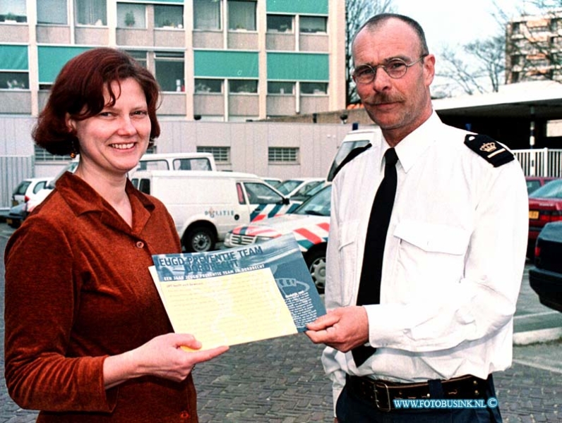 99031503.jpg - DE STEM VAN DORDT :DORDRECHT:15-03-1999:OVERHANDEGING EERSTE FOLDER VAN HET JPT POLITIE BURO NASSAUWEG DORDRECHT AAN WEDHOUDER.Deze digitale foto blijft eigendom van FOTOPERSBURO BUSINK. Wij hanteren de voorwaarden van het N.V.F. en N.V.J. Gebruik van deze foto impliceert dat u bekend bent  en akkoord gaat met deze voorwaarden bij publicatie.EB/ETIENNE BUSINK