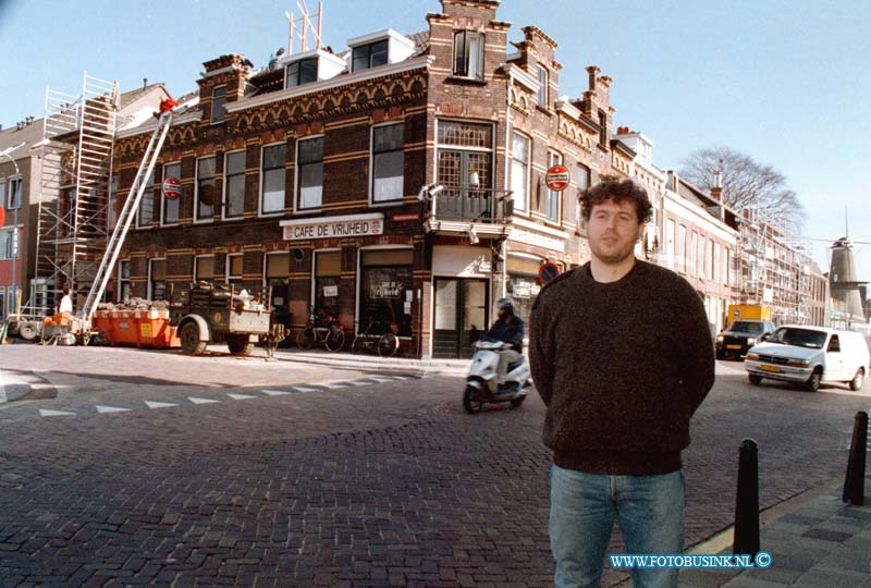 99031601.jpg - DE DORDTENAAR :DORDRECHT:16-03-1999:NOORDENDIJK DORDRECHT OPKNAPBEURT PAND EN CAFE DE VRIJHEIDDeze digitale foto blijft eigendom van FOTOPERSBURO BUSINK. Wij hanteren de voorwaarden van het N.V.F. en N.V.J. Gebruik van deze foto impliceert dat u bekend bent  en akkoord gaat met deze voorwaarden bij publicatie.EB/ETIENNE BUSINK