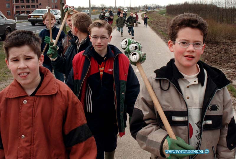 99032002.jpg - WFA :HENDRIK IDO AMBACHT:20-03-1999:250 LEERLINGEN VAN SCHOLEN UIT AMBACHT GAAN IVM DE LANDELIJKE AKTIE HOUD DE NATUUR SCHOON DE POLDERS EN WIJKEN VAN HENDRIK IDO AMBACHT AF OM HET VUIL OP TE RUIMEN EN MET GROOT SUSCES.Deze digitale foto blijft eigendom van FOTOPERSBURO BUSINK. Wij hanteren de voorwaarden van het N.V.F. en N.V.J. Gebruik van deze foto impliceert dat u bekend bent  en akkoord gaat met deze voorwaarden bij publicatie.EB/ETIENNE BUSINK