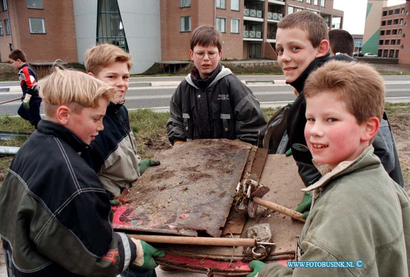 99032004.jpg - DE DORDTENAAR :HENDRIK IDO AMBACHT:20-03-1999:250 LEERLINGEN VAN SCHOLEN UIT AMBACHT GAAN IVM DE LANDELIJKE AKTIE HOUD DE NATUUR SCHOON DE POLDERS EN WIJKEN VAN HENDRIK IDO AMBACHT AF OM HET VUIL OP TE RUIMEN EN MET GROOT SUSCES.Deze digitale foto blijft eigendom van FOTOPERSBURO BUSINK. Wij hanteren de voorwaarden van het N.V.F. en N.V.J. Gebruik van deze foto impliceert dat u bekend bent  en akkoord gaat met deze voorwaarden bij publicatie.EB/ETIENNE BUSINK