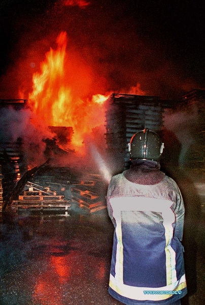 99032102.jpg - DE DORDTENAAR :PAPENDRECHT:21-03-1999:BIJ KUNEN EN NAGEL EEN GROTE PALETBRAND DIE TOT IN VERE OMTREK KIJKER TROK DE BRAND IS WAARSCHIJNLIJK AANGESTOKKEN.Deze digitale foto blijft eigendom van FOTOPERSBURO BUSINK. Wij hanteren de voorwaarden van het N.V.F. en N.V.J. Gebruik van deze foto impliceert dat u bekend bent  en akkoord gaat met deze voorwaarden bij publicatie.EB/ETIENNE BUSINK