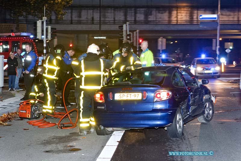 12110301.jpg - FOTOOPDRACHT:Dordrecht:03-11-2012:Aanrijding met beknelling Achterhakkes/wilgenbos Dordrecht 2 licht gewonden de brandweer bevrijde de 2 mannen die vast zaten in hun auto nadat een lantarenpaal had geraakt en de deuren niet meer open kondenDeze digitale foto blijft eigendom van FOTOPERSBURO BUSINK. Wij hanteren de voorwaarden van het N.V.F. en N.V.J. Gebruik van deze foto impliceert dat u bekend bent  en akkoord gaat met deze voorwaarden bij publicatie.EB/ETIENNE BUSINK