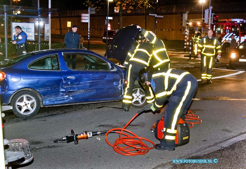 12110302.jpg - FOTOOPDRACHT:Dordrecht:03-11-2012:Aanrijding met beknelling Achterhakkes/wilgenbos Dordrecht 2 licht gewonden de brandweer bevrijde de 2 mannen die vast zaten in hun auto nadat een lantarenpaal had geraakt en de deuren niet meer open kondenDeze digitale foto blijft eigendom van FOTOPERSBURO BUSINK. Wij hanteren de voorwaarden van het N.V.F. en N.V.J. Gebruik van deze foto impliceert dat u bekend bent  en akkoord gaat met deze voorwaarden bij publicatie.EB/ETIENNE BUSINK