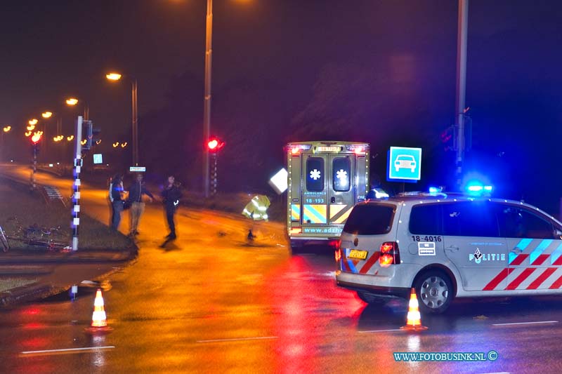 12111101.jpg - FOTOOPDRACHT:Dordrecht:11-11-2012:Ongeval met fietser overkampweg Dordrecht. De fietser werd zwaar gewond afgevoerd naar het ziekenhuis. de toedracht van het ongeval is nog onbekend. Deze digitale foto blijft eigendom van FOTOPERSBURO BUSINK. Wij hanteren de voorwaarden van het N.V.F. en N.V.J. Gebruik van deze foto impliceert dat u bekend bent  en akkoord gaat met deze voorwaarden bij publicatie.EB/ETIENNE BUSINK