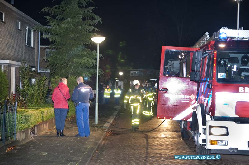 12111105.jpg - FOTOOPDRACHT:Dordrecht:11-11-2012:Bij een woningbrand Lindelaan bewoners met hun 3 kinderen net op tijd gered door de buren. De brand in de woonkamer werdt geblust door de brandweer die ook de rook overlst in de woning probeert te verminderen. het is niet bekend of de bewoners terug naar hun woning kunnen.Deze digitale foto blijft eigendom van FOTOPERSBURO BUSINK. Wij hanteren de voorwaarden van het N.V.F. en N.V.J. Gebruik van deze foto impliceert dat u bekend bent  en akkoord gaat met deze voorwaarden bij publicatie.EB/ETIENNE BUSINK