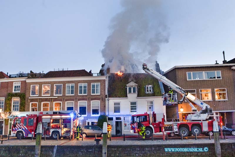 12111802.jpg - FOTOOPDRACHT:Dordrecht:18-11-2012:Bij een brand in een woning aan de kuipershaven 11 te Dordrecht is 1 persoon gewond geraakt en door Ambulance personeel naar een ziekenhuis vervoerd. De brandweer zette veel personeel en voertuigen in om de brand te bestrijden in de woning die aan de haven en rivier nabij groothoofd licht. De brandweer heeft nog enkelen uren nodig om de brand te blussen. Deze digitale foto blijft eigendom van FOTOPERSBURO BUSINK. Wij hanteren de voorwaarden van het N.V.F. en N.V.J. Gebruik van deze foto impliceert dat u bekend bent  en akkoord gaat met deze voorwaarden bij publicatie.EB/ETIENNE BUSINK