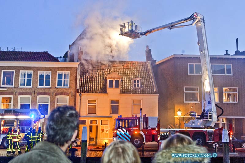 12111804.jpg - FOTOOPDRACHT:Dordrecht:18-11-2012:Bij een brand in een woning aan de kuipershaven 11 te Dordrecht is 1 persoon gewond geraakt en door Ambulance personeel naar een ziekenhuis vervoerd. De brandweer zette veel personeel en voertuigen in om de brand te bestrijden in de woning die aan de haven en rivier nabij groothoofd licht. De brandweer heeft nog enkelen uren nodig om de brand te blussen. Deze digitale foto blijft eigendom van FOTOPERSBURO BUSINK. Wij hanteren de voorwaarden van het N.V.F. en N.V.J. Gebruik van deze foto impliceert dat u bekend bent  en akkoord gaat met deze voorwaarden bij publicatie.EB/ETIENNE BUSINK