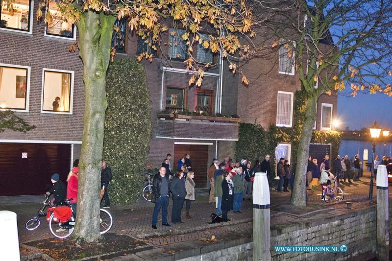 12111805.jpg - FOTOOPDRACHT:Dordrecht:18-11-2012:Bij een brand in een woning aan de kuipershaven 11 te Dordrecht is 1 persoon gewond geraakt en door Ambulance personeel naar een ziekenhuis vervoerd. De brandweer zette veel personeel en voertuigen in om de brand te bestrijden in de woning die aan de haven en rivier nabij groothoofd licht. De brandweer heeft nog enkelen uren nodig om de brand te blussen. Deze digitale foto blijft eigendom van FOTOPERSBURO BUSINK. Wij hanteren de voorwaarden van het N.V.F. en N.V.J. Gebruik van deze foto impliceert dat u bekend bent  en akkoord gaat met deze voorwaarden bij publicatie.EB/ETIENNE BUSINK