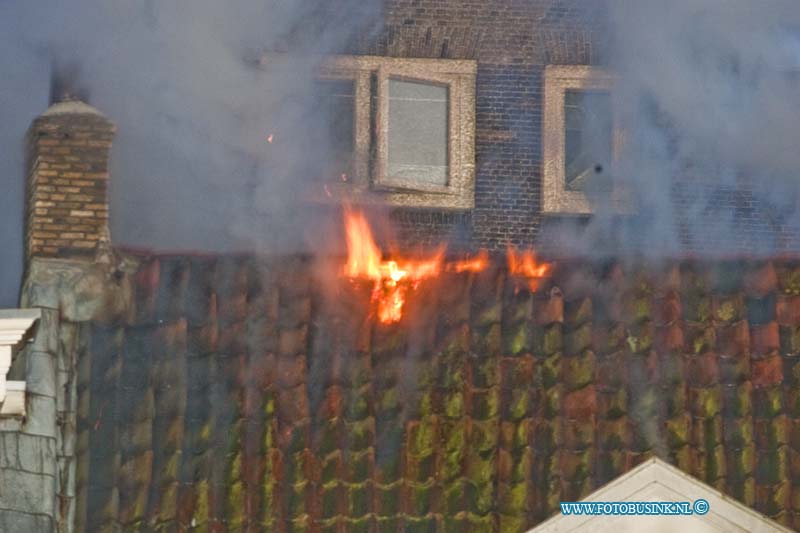 12111806.jpg - FOTOOPDRACHT:Dordrecht:18-11-2012:Bij een brand in een woning aan de kuipershaven 11 te Dordrecht is 1 persoon gewond geraakt en door Ambulance personeel naar een ziekenhuis vervoerd. De brandweer zette veel personeel en voertuigen in om de brand te bestrijden in de woning die aan de haven en rivier nabij groothoofd licht. De brandweer heeft nog enkelen uren nodig om de brand te blussen. Deze digitale foto blijft eigendom van FOTOPERSBURO BUSINK. Wij hanteren de voorwaarden van het N.V.F. en N.V.J. Gebruik van deze foto impliceert dat u bekend bent  en akkoord gaat met deze voorwaarden bij publicatie.EB/ETIENNE BUSINK