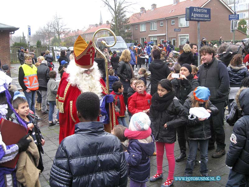 12112404.jpg - FOTOOPDRACHT:Dordrecht:24-11-2012:Het sinterklaas feest van oud en nieuwe krispijn was een groot succes, er kwamen honderden kinderen vandaag op af. Ondanks het slechte weer reed de sint op een koest door de wijken begeleid door de pieten fanfare en een heuse brassband. Ze waren dan ook van veraf al hoorbaar. Vele kinderen kregen de kans om de sint een handje te geven of op schoot op de foto te mogen, ook kunnen kinderen toto 1 dec 2012 een tekening inleveren en kunnen ze zo nog een mooie prijs winnen. PauluspleinDeze digitale foto blijft eigendom van FOTOPERSBURO BUSINK. Wij hanteren de voorwaarden van het N.V.F. en N.V.J. Gebruik van deze foto impliceert dat u bekend bent  en akkoord gaat met deze voorwaarden bij publicatie.EB/ETIENNE BUSINK