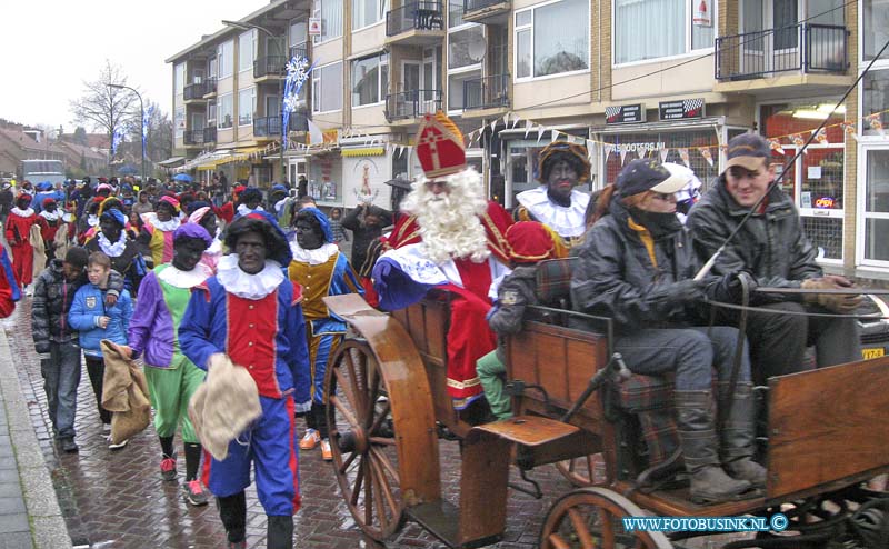 12112405.jpg - FOTOOPDRACHT:Dordrecht:24-11-2012:Het sinterklaas feest van oud en nieuwe krispijn was een groot succes, er kwamen honderden kinderen vandaag op af. Ondanks het slechte weer reed de sint op een koest door de wijken begeleid door de pieten fanfare en een heuse brassband. Ze waren dan ook van veraf al hoorbaar. Vele kinderen kregen de kans om de sint een handje te geven of op schoot op de foto te mogen, ook kunnen kinderen toto 1 dec 2012 een tekening inleveren en kunnen ze zo nog een mooie prijs winnen. PauluspleinDeze digitale foto blijft eigendom van FOTOPERSBURO BUSINK. Wij hanteren de voorwaarden van het N.V.F. en N.V.J. Gebruik van deze foto impliceert dat u bekend bent  en akkoord gaat met deze voorwaarden bij publicatie.EB/ETIENNE BUSINK