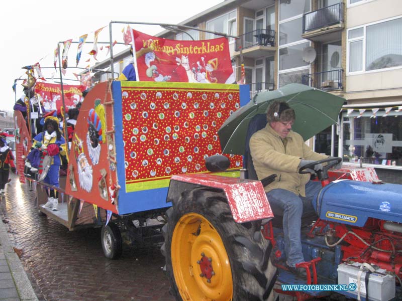 12112407.jpg - FOTOOPDRACHT:Dordrecht:24-11-2012:Het sinterklaas feest van oud en nieuwe krispijn was een groot succes, er kwamen honderden kinderen vandaag op af. Ondanks het slechte weer reed de sint op een koest door de wijken begeleid door de pieten fanfare en een heuse brassband. Ze waren dan ook van veraf al hoorbaar. Vele kinderen kregen de kans om de sint een handje te geven of op schoot op de foto te mogen, ook kunnen kinderen toto 1 dec 2012 een tekening inleveren en kunnen ze zo nog een mooie prijs winnen. PauluspleinDeze digitale foto blijft eigendom van FOTOPERSBURO BUSINK. Wij hanteren de voorwaarden van het N.V.F. en N.V.J. Gebruik van deze foto impliceert dat u bekend bent  en akkoord gaat met deze voorwaarden bij publicatie.EB/ETIENNE BUSINK