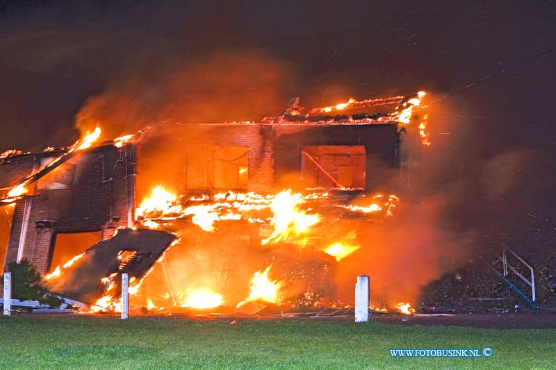 12112501.jpg - FOTOOPDRACHT:Nieuw Lekkerland:25-11-2012:Een groot uitslaande brand in de oude kantine van VV Nieuw Lekkerland is gisteren avond het gebouw en het archief van de voetbal club verloren gegaan. De brandweer zetten groot materieel in om de brand te blussen er is mogelijk ook asbest bij vrij gekomen. over de oorzaak was nog niet te zeggen maar brand stichting word niet uitgesloten.Deze digitale foto blijft eigendom van FOTOPERSBURO BUSINK. Wij hanteren de voorwaarden van het N.V.F. en N.V.J. Gebruik van deze foto impliceert dat u bekend bent  en akkoord gaat met deze voorwaarden bij publicatie.EB/ETIENNE BUSINK