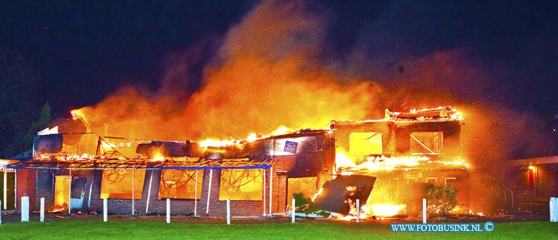 12112502.jpg - FOTOOPDRACHT:Nieuw Lekkerland:25-11-2012:Een groot uitslaande brand in de oude kantine van VV Nieuw Lekkerland is gisteren avond het gebouw en het archief van de voetbal club verloren gegaan. De brandweer zetten groot materieel in om de brand te blussen er is mogelijk ook asbest bij vrij gekomen. over de oorzaak was nog niet te zeggen maar brand stichting word niet uitgesloten.Deze digitale foto blijft eigendom van FOTOPERSBURO BUSINK. Wij hanteren de voorwaarden van het N.V.F. en N.V.J. Gebruik van deze foto impliceert dat u bekend bent  en akkoord gaat met deze voorwaarden bij publicatie.EB/ETIENNE BUSINK