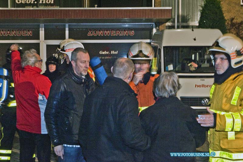 12112504.jpg - FOTOOPDRACHT:Nieuw Lekkerland:25-11-2012:Foto: Enkelen bewoners van het pand achter de voetbal kantine worden gerust gesteld door de Brandweer.Een groot uitslaande brand in de oude kantine van VV Nieuw Lekkerland is gisteren avond het gebouw en het archief van de voetbal club verloren gegaan. De brandweer zetten groot materieel in om de brand te blussen er is mogelijk ook asbest bij vrij gekomen. over de oorzaak was nog niet te zeggen maar brand stichting word niet uitgesloten.Deze digitale foto blijft eigendom van FOTOPERSBURO BUSINK. Wij hanteren de voorwaarden van het N.V.F. en N.V.J. Gebruik van deze foto impliceert dat u bekend bent  en akkoord gaat met deze voorwaarden bij publicatie.EB/ETIENNE BUSINK