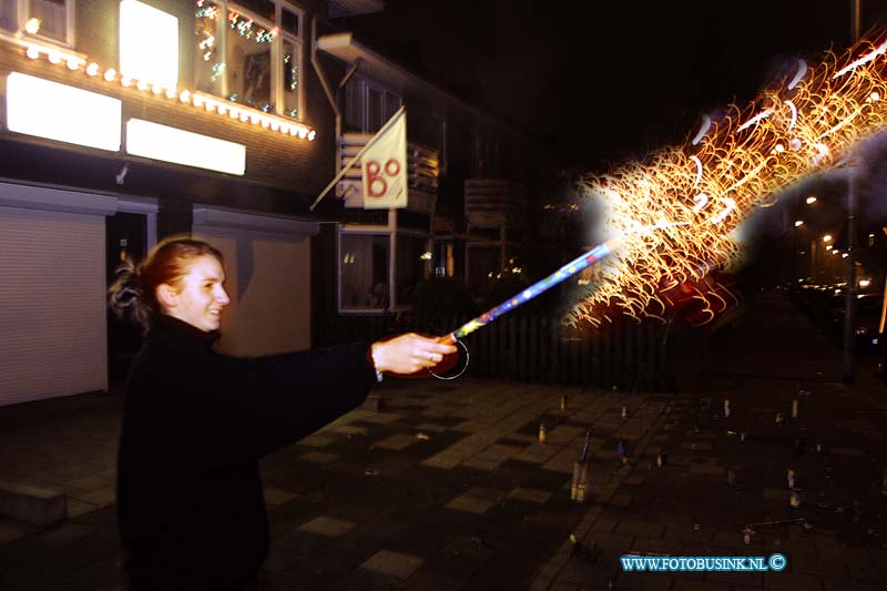 03010112.jpg - FOTOOPDRACHT:Dordrecht:01-01-2003:vuurwerk afstekken eva otten brouwersdijk oud krispijnDeze digitale foto blijft eigendom van FOTOPERSBURO BUSINK. Wij hanteren de voorwaarden van het N.V.F. en N.V.J. Gebruik van deze foto impliceert dat u bekend bent  en akkoord gaat met deze voorwaarden bij publicatie.EB/ETIENNE BUSINK